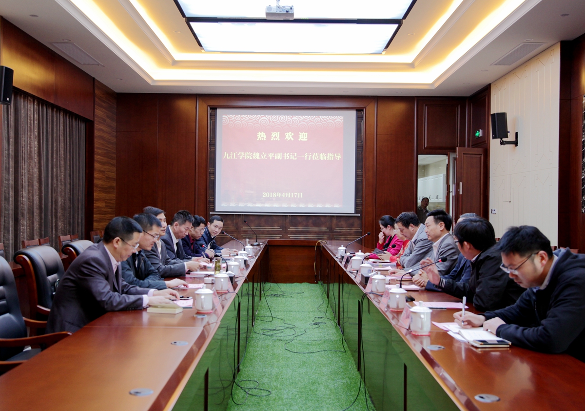 校长沈超,海安校区管委会常务副主任刘根东,党总支书记谢卫军陪同考察