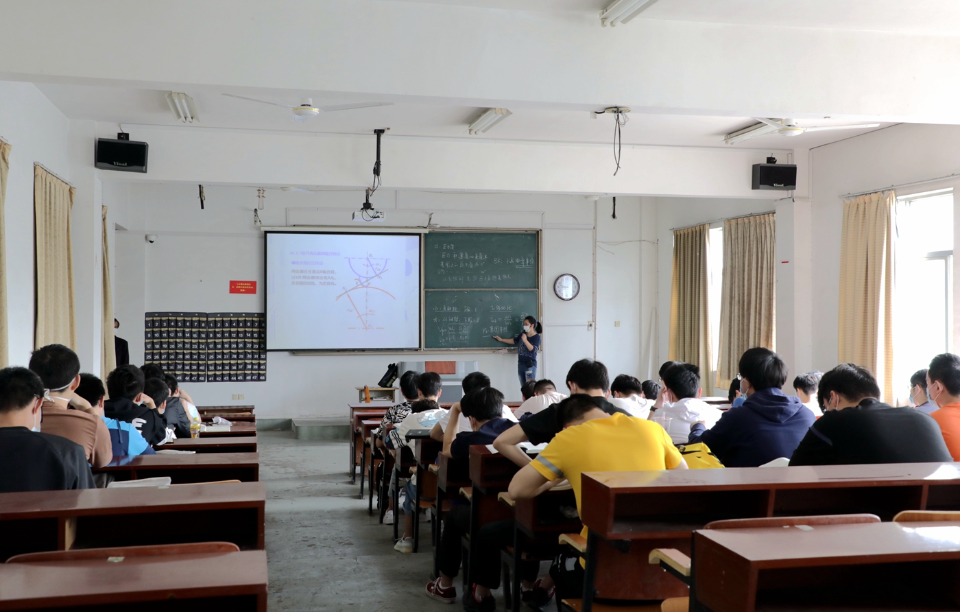 王宝根校长,吴国庆副校长巡查各学院第一天线下授课情况