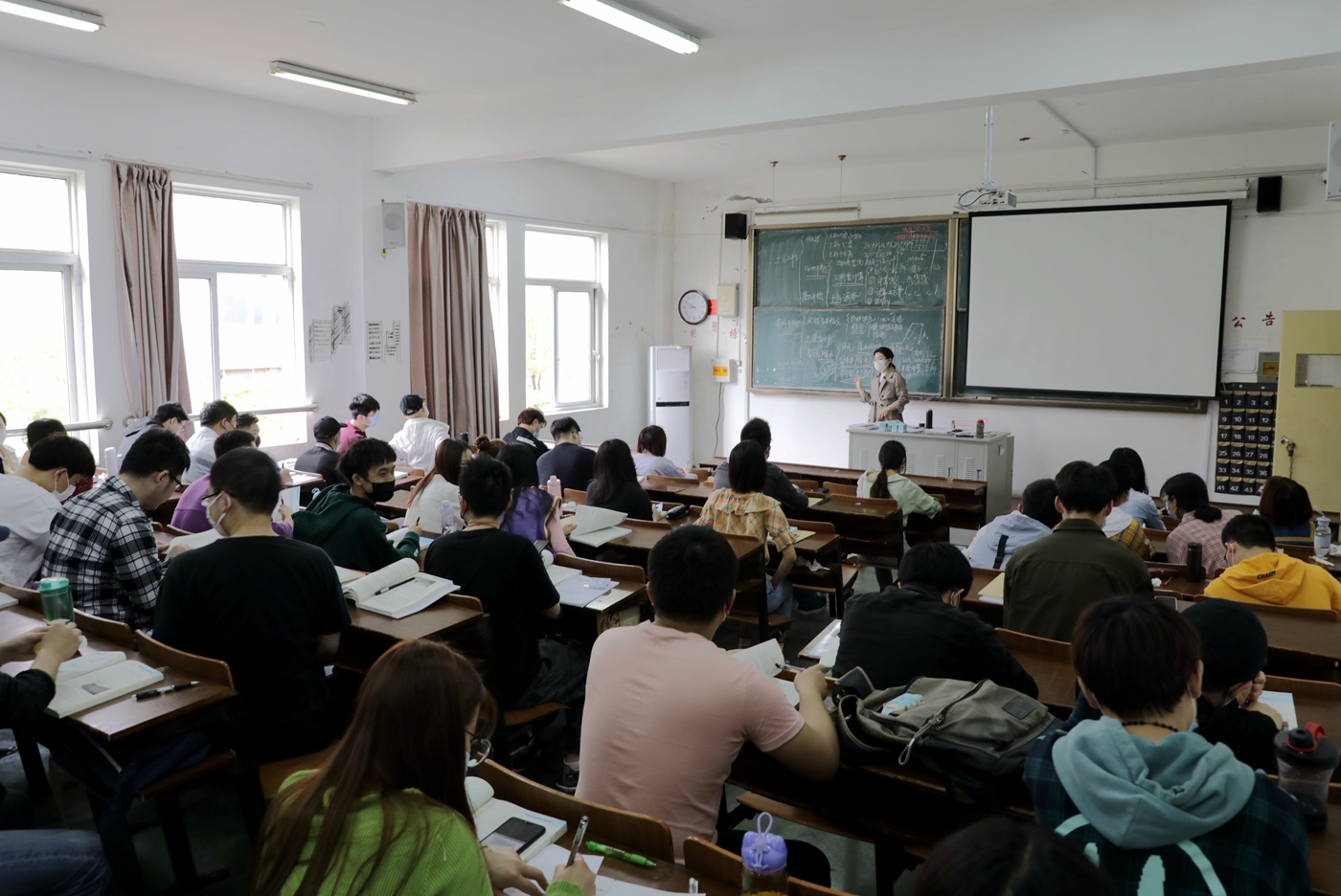 王宝根校长,吴国庆副校长巡查各学院第一天线下授课情况